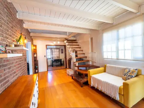 Casa 6 ambientes con 2 baños