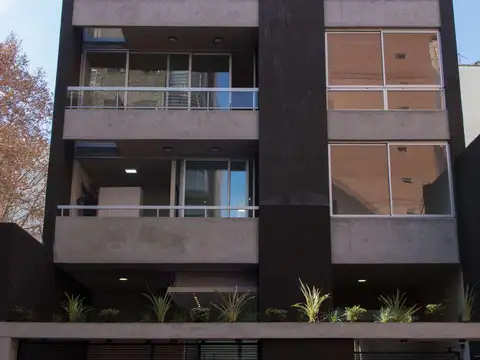 Venta COCHERA CUBIERTA con ingreso INDEPENDIENTE en San Martín Centro