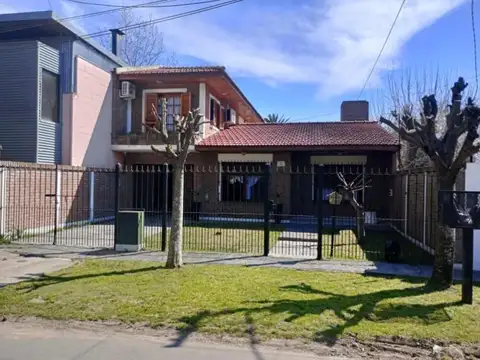 Casa en venta - 4 Dormitorios 2 Baños - City Bell