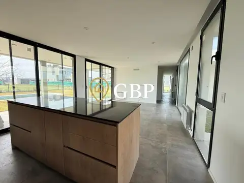 Casa en Alquiler con 4 cocheras
