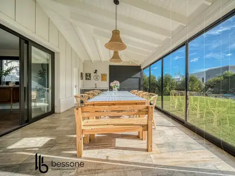 Casa en Venta con 3 cocheras