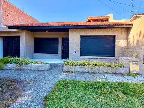 Chalet de cuatro ambientes con parque y garage, Ayolas 4500