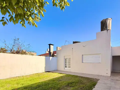 Chalet de cuatro ambientes con parque y garage, Ayolas 4500