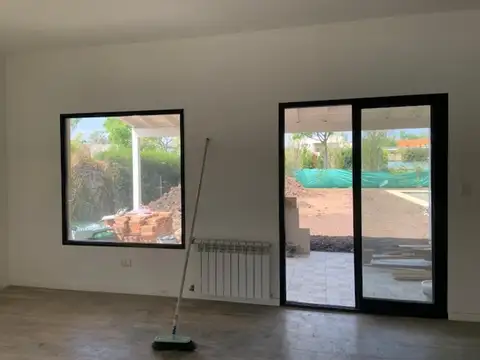 Casa 4 ambientes con 3 baños