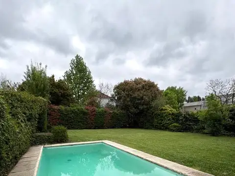 Casa en Alquiler con 1 cochera