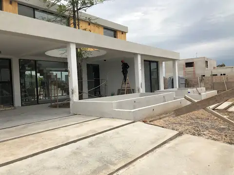 Casa en Venta con 3 cocheras