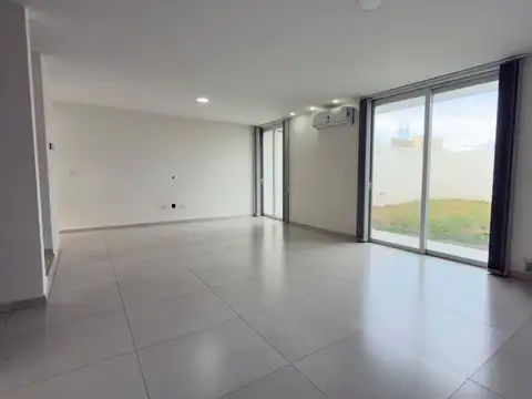 Depto Tipo Casa en Alquiler con 2 cocheras