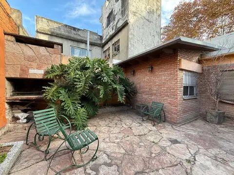 EN VENTA - CASA 4 DORMITORIOS CON COCHERA Y PATIO - BARRIO AZCUÉNAGA