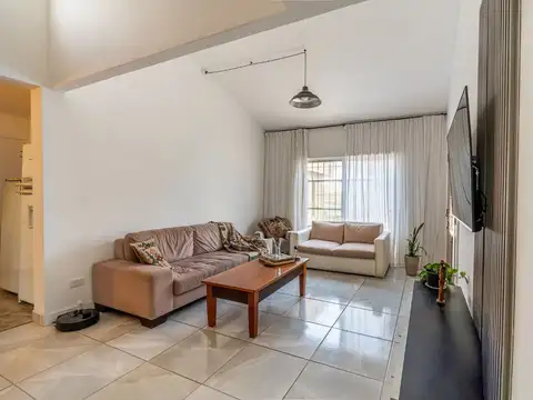 VENTA CASA CON QUINCHO COCHERA Y JARDIN EN HUDSON