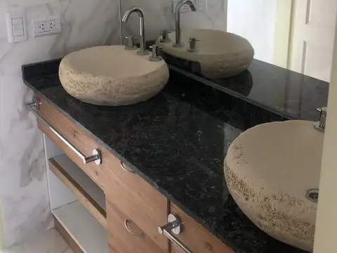 Casa en Alquiler con 3 cocheras