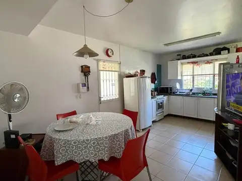 Casa 9 ambientes con 3 baños