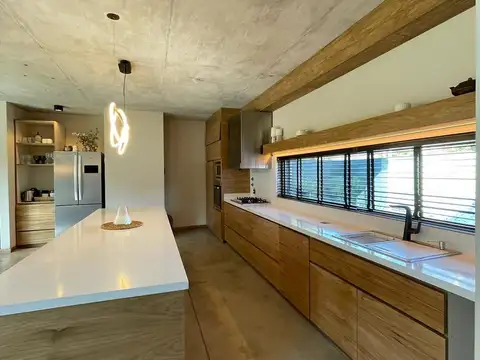 Casa en Alquiler Temporal con 3 cocheras
