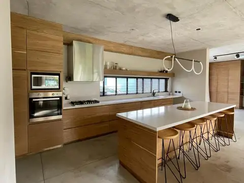 Casa 4 ambientes con 3 baños
