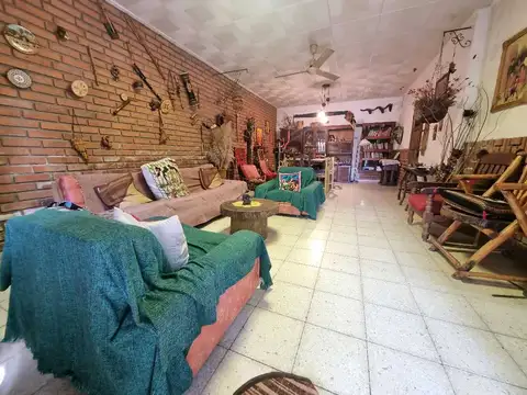 Casa y galpón sobre Av. Belgrano!