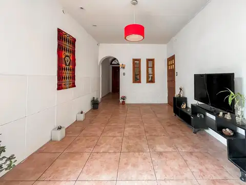 Casa 7 ambientes con 2 baños