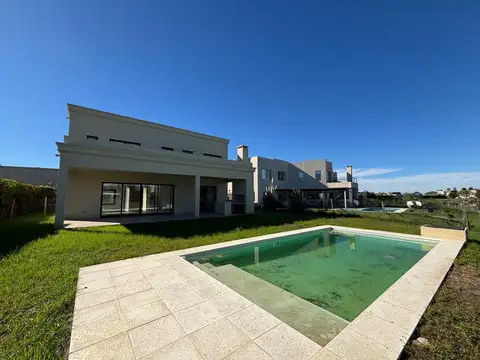 Casa en venta a la laguna El Cantón barrio Norte, Escobar