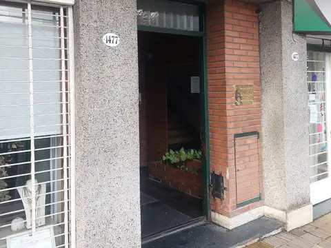 2 AMB. CONTRA FRENTE - , BUENA VISTA. LAVADERO SEPARADO RECIEN PINTADO. 3 PISO POR ESCALERA