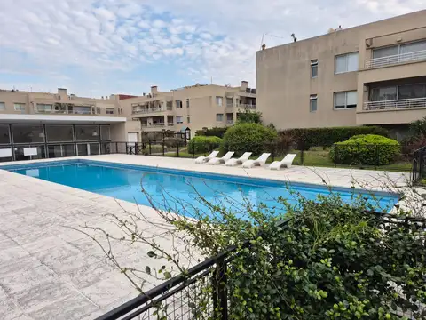 Departamento  en venta 3 ambientes, jardín y cochera, Béccar