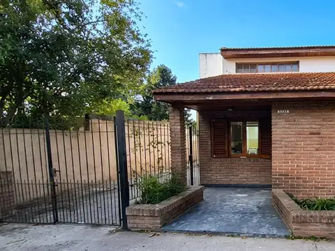 Casa de 2 dormitorios, cochera y patio en City Bell