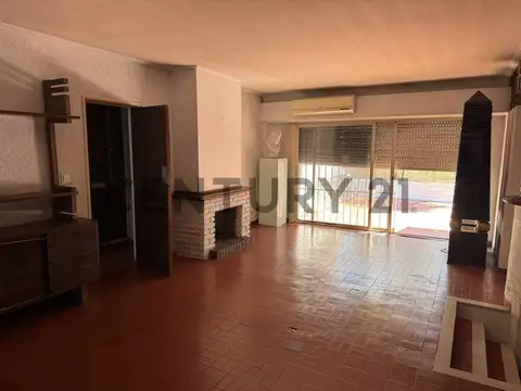 CASA EN VENTA 4 AMBIENTES ZONA RESIDENCIAL CON COCHERA Y PARRILLA