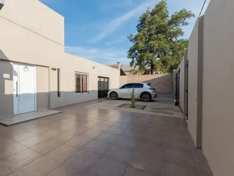 SE VENDE CASA MODERNA, FUNCIONAL Y AMPLIO TERRENO.
