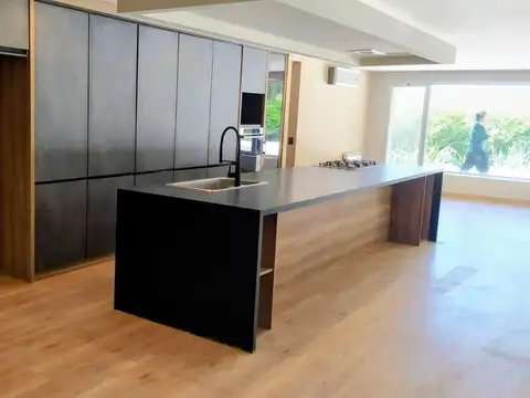 Casa 6 ambientes con 4 baños