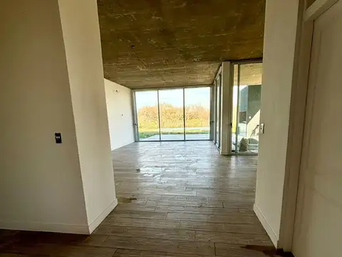 Casa en Alquiler con 5 cocheras