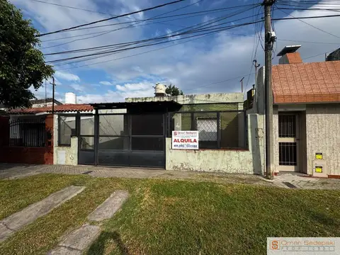 Casa en alquiler c/ cochera en Las Heras