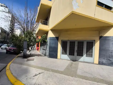 PH TALLER/OFICINAS/DEPOSITO/GARAGE esquina de 145 m2 cubiertos aprox. en Planta Alta por escalera único piso de 215 m2 cubiertos aprox.
