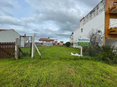 TERRENO DE 350 METROS A UNA CUADRA DEL MAR EN BARRIO FARO PUNTA MOGOTES !