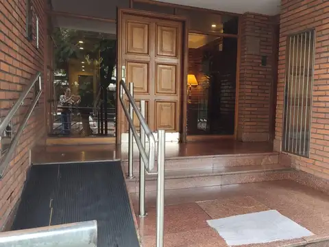Departamento/Consultorio/Oficina 6 amb. en PB a la calle