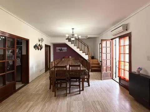 Casa 4 ambientes con 2 baños