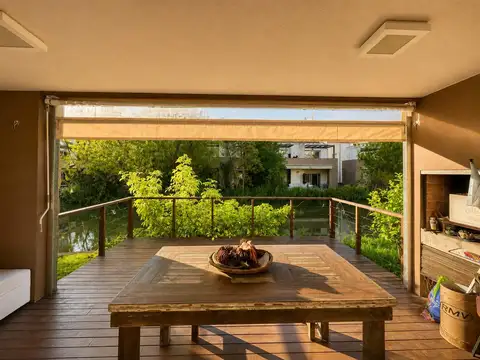 Casa en Alquiler con 2 cocheras