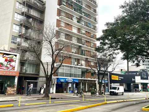 Olivos: Amplio depto de 2 ambientes frente a la Quinta Presidencial. Grandes Ambientes. Con Balcón y calefaccion central.