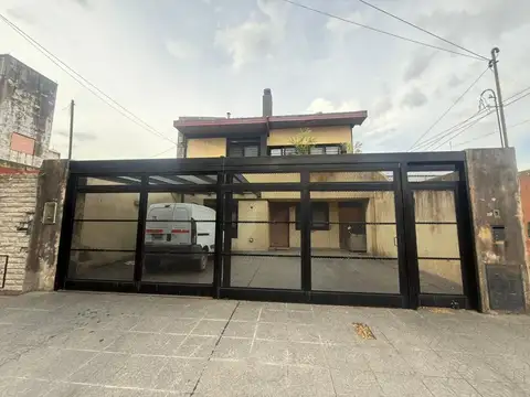 Imponente Residencia Familiar con Gran Lote + Quincho + Playroom