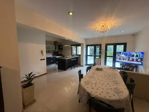 Casa 6 ambientes con 3 baños