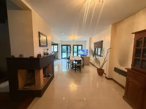 Imponente Residencia Familiar con Gran Lote + Quincho + Playroom