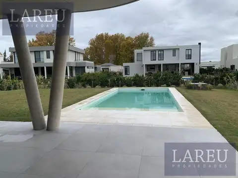 Casa en Venta con 4 cocheras