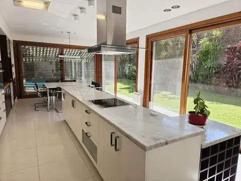 Casa 5 ambientes con 4 baños