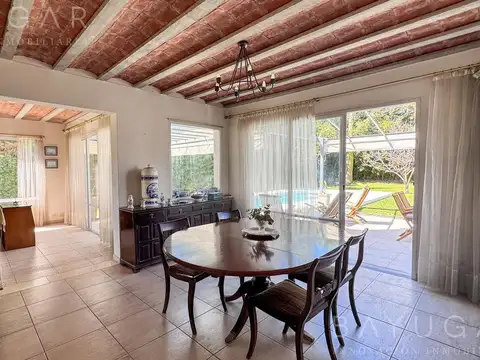Casa 5 ambientes con 4 baños