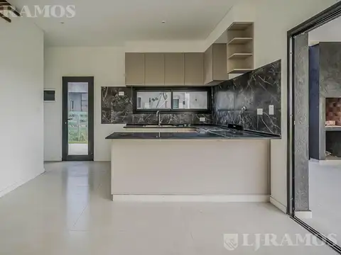 Casa en Alquiler con 4 cocheras