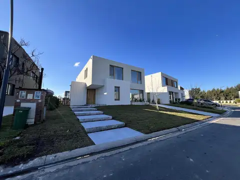 Casa a la venta en Barrio Carpinchos Nordelta