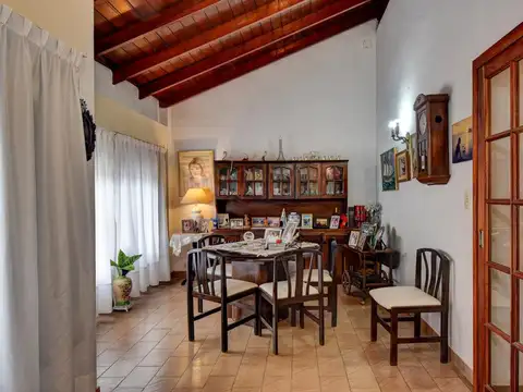 CASA EN VENTA 3 AMBIENTES CON JARDIN Y COCHERA EN SAN ISIDRO.