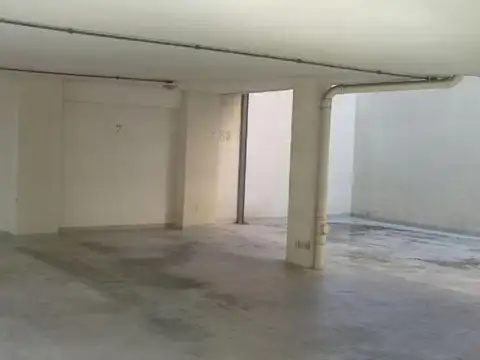 COCHERA CUBIERTA CON ACCESO AUTOMATIZADO