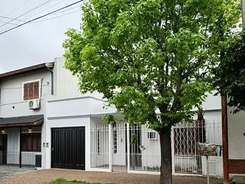 ALQUILER DE CASA DE 4 AMBIENTES, 2 HABITACIONES, JARDIN, GALERIA Y COCHERA. MORON. CERCA DE TODO