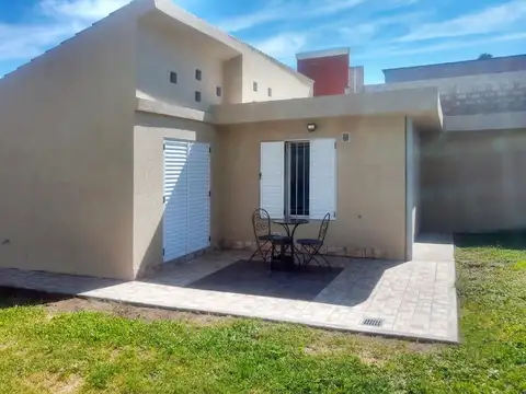 Casa en alquiler con amplio jardín y excelente espacio exterior.