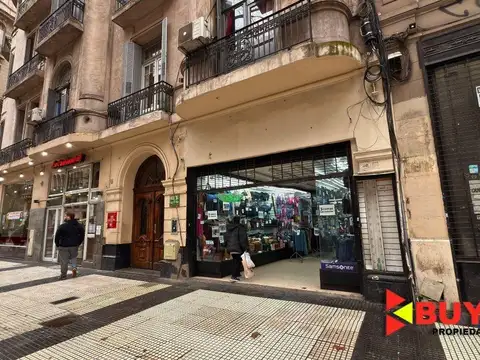 Local frente al Palacio Barolo