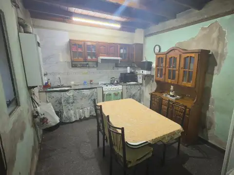 CASA AMPLIA LOTE PROPIO - VENTA / ALMAGRO
