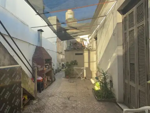 CASA AMPLIA LOTE PROPIO - VENTA / ALMAGRO