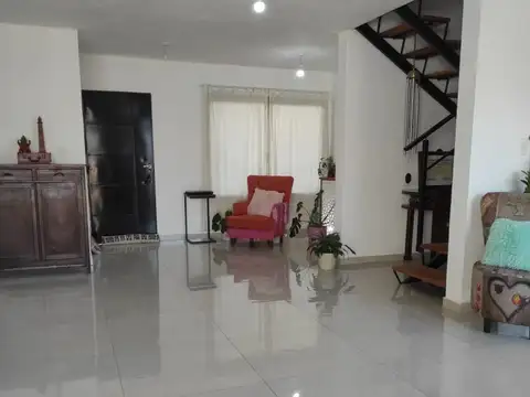 Casa 8 ambientes con 2 baños